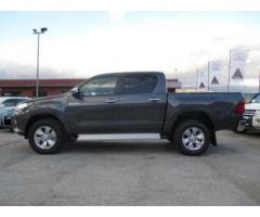 TOYOTA Hilux 2.4 D-4D 4WD 4p. DC Lounge -305- - Immagine 4