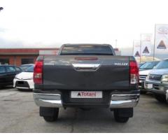 TOYOTA Hilux 2.4 D-4D 4WD 4p. DC Lounge -305- - Immagine 5