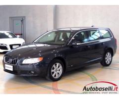 VOLVO V70 2.0 D3 ''MOMENTUM'' GEARTRONIC - Immagine 1