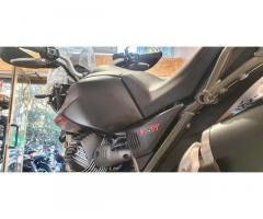 Moto Guzzi V85 TT black edition - Immagine 2